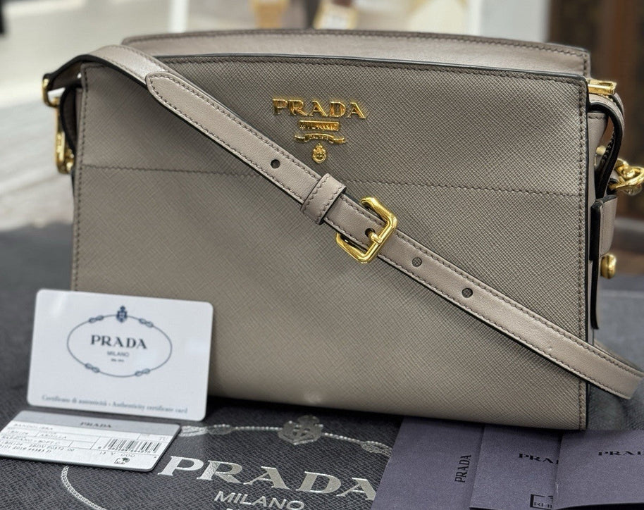 Prada Bandoliera Bag Saffiano Leder Argilla Taupe Grau Umhängetasche 1BH104