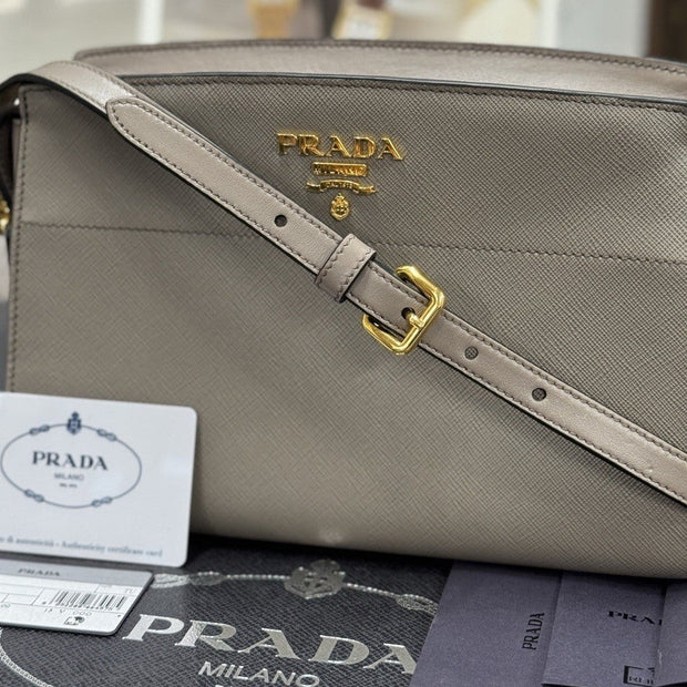 Prada Bandoliera Bag Saffiano Leder Argilla Taupe Grau Umhängetasche 1BH104