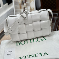 Bottega Veneta Padded Cassette Medium Weiss Leder Shoulder Bag