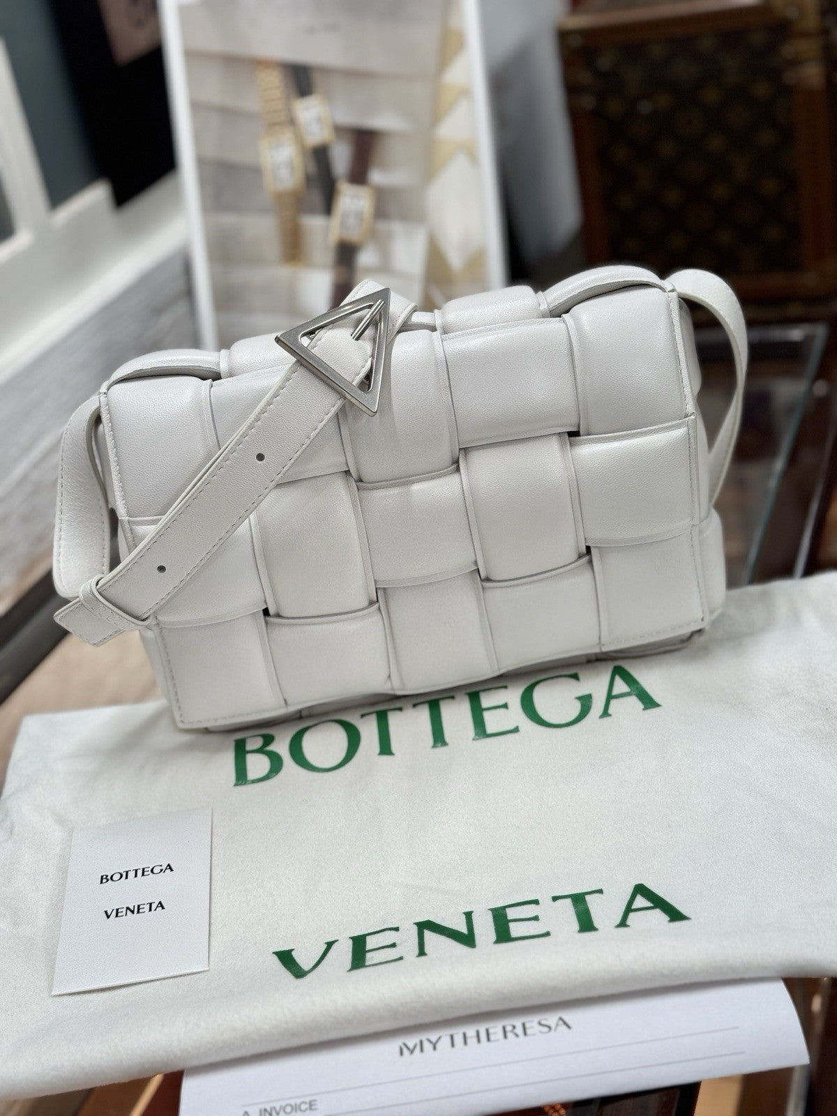 Bottega Veneta Padded Cassette Medium Weiss Leder Shoulder Bag