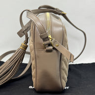 Saint Laurent Lou Camera Bag aus gestepptem Velours- und Glattleder in Beige