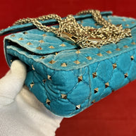 Valentino Garavani small Rockstud Umhängetasche Türkisblau Samt/Velours & Gold