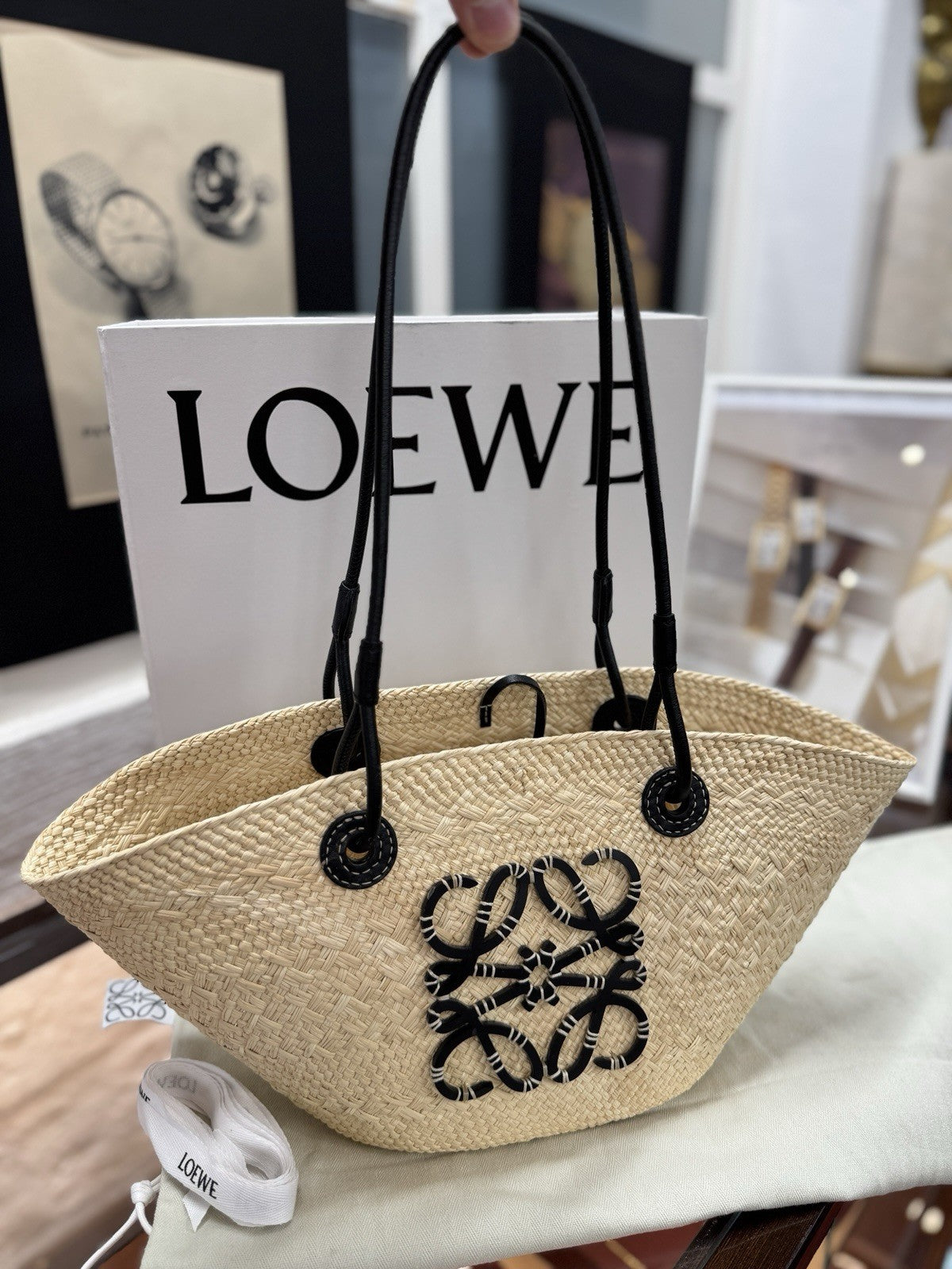Loewe kleine Anagram Basket Bag aus Iraca-Palme und Kalbsleder Strandtasche