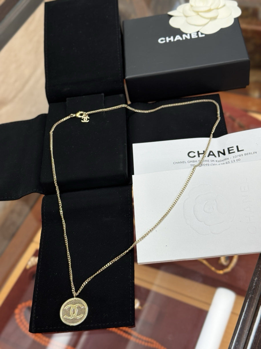 Chanel A99056 Halskette mit CC Münzanhänger Vergoldet