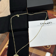 Chanel A99056 Halskette mit CC Münzanhänger Vergoldet