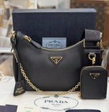 Prada Re-Edition 2005 Umhängetasche Saffiano Leder Schwarz Gold