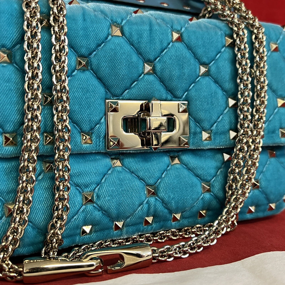 Valentino Garavani small Rockstud Umhängetasche Türkisblau Samt/Velours & Gold