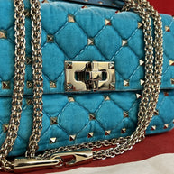 Valentino Garavani small Rockstud Umhängetasche Türkisblau Samt/Velours & Gold