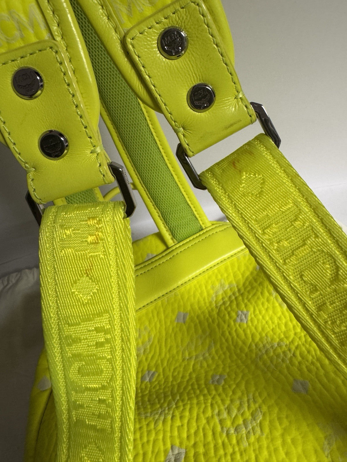 MCM Stark Rucksack + Portemonnaie Visetos Neon Gelb