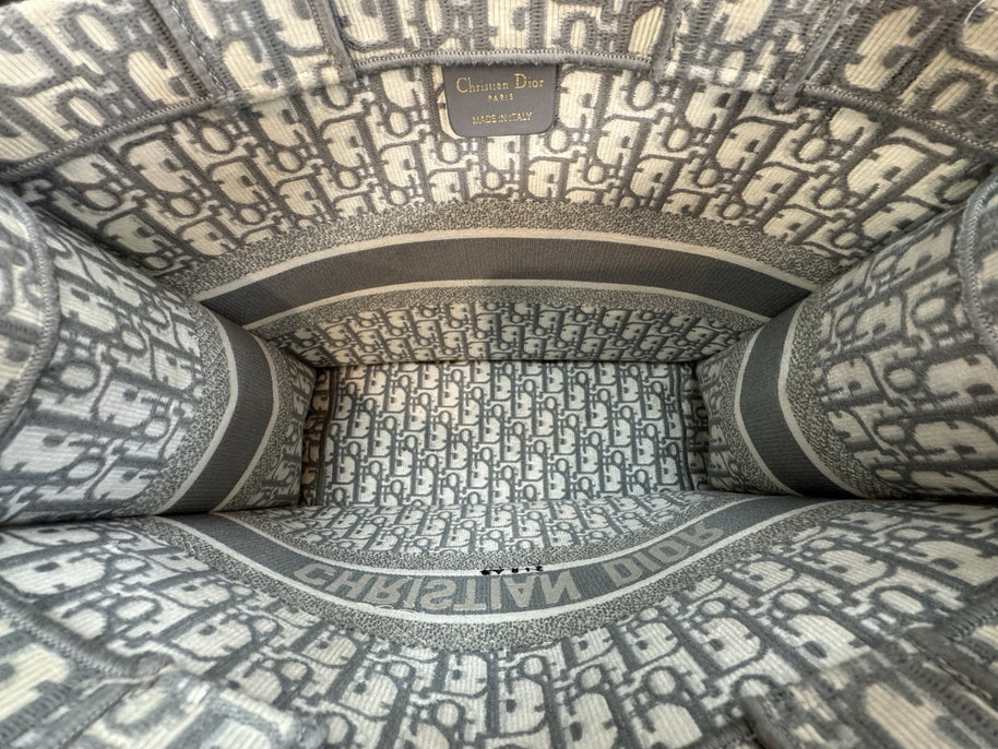 Mittelgroße Dior Book Tote Medium Tasche mit Oblique Stickerei in Grau