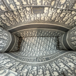 Mittelgroße Dior Book Tote Medium Tasche mit Oblique Stickerei in Grau