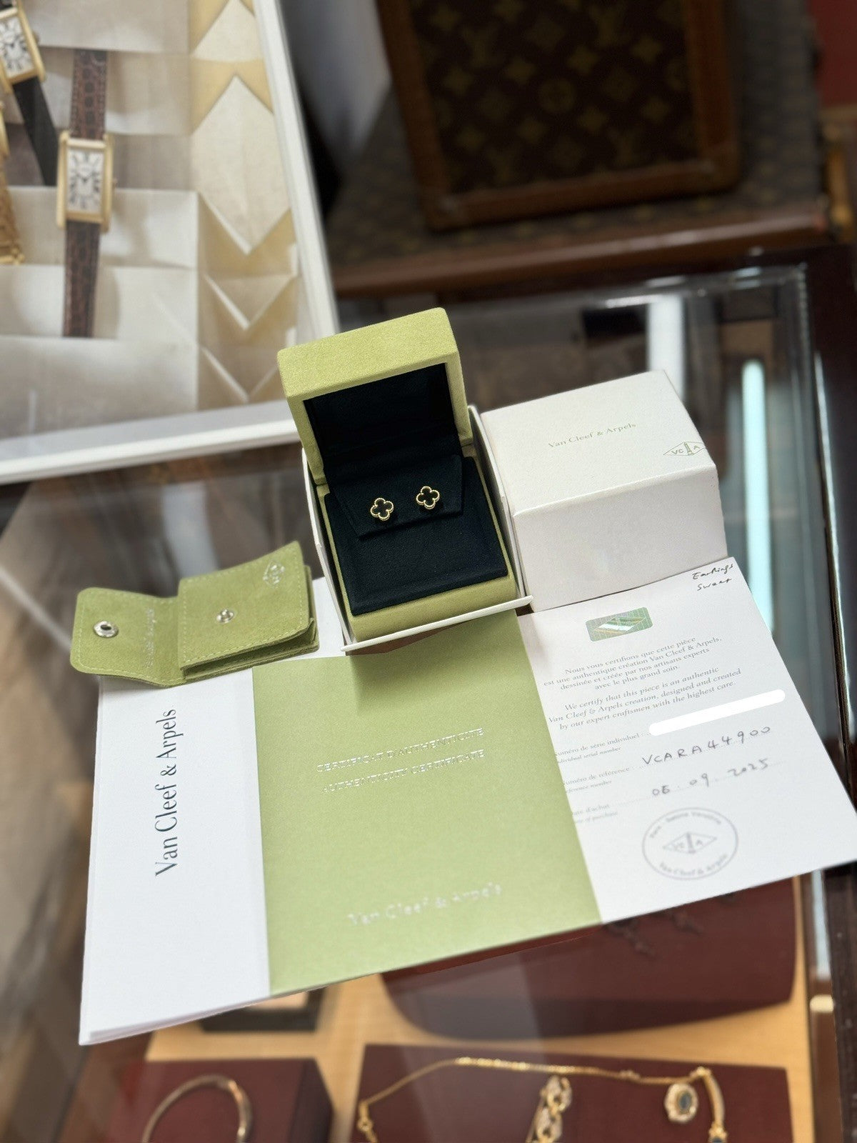 Van Cleef & Arpels Ohrstecker Sweet Alhambra 18 Karat Gelbgold Onyx VCARA44900