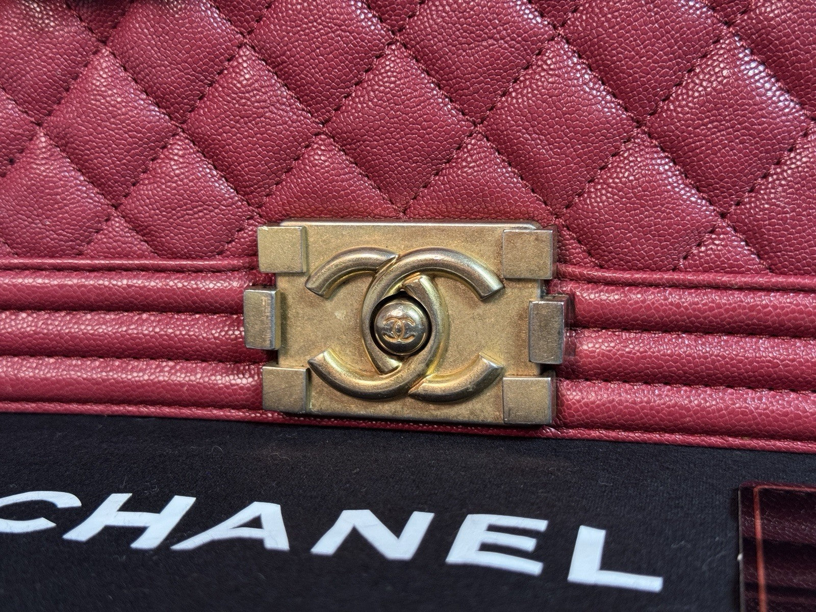 Chanel Boy Medium Flap Bag Caviar Burgunderrot & antique Gold Umhängetasche 2018