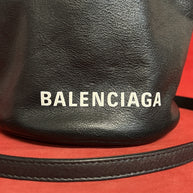 Balenciaga WheelXS Bucket Bag kleine Umhängetasche Leder Schwarz