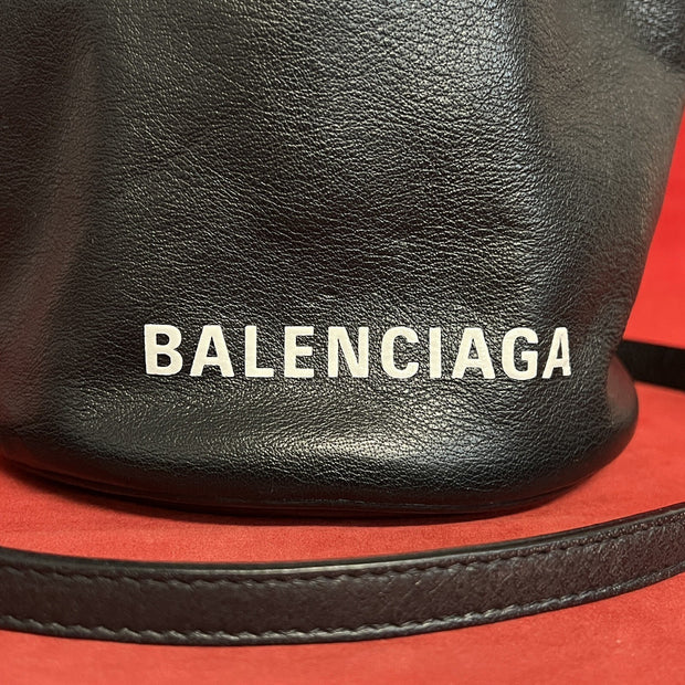 Balenciaga WheelXS Bucket Bag kleine Umhängetasche Leder Schwarz