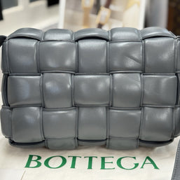 Bottega Veneta Padded Cassette Medium Grau Leder & Gold HW