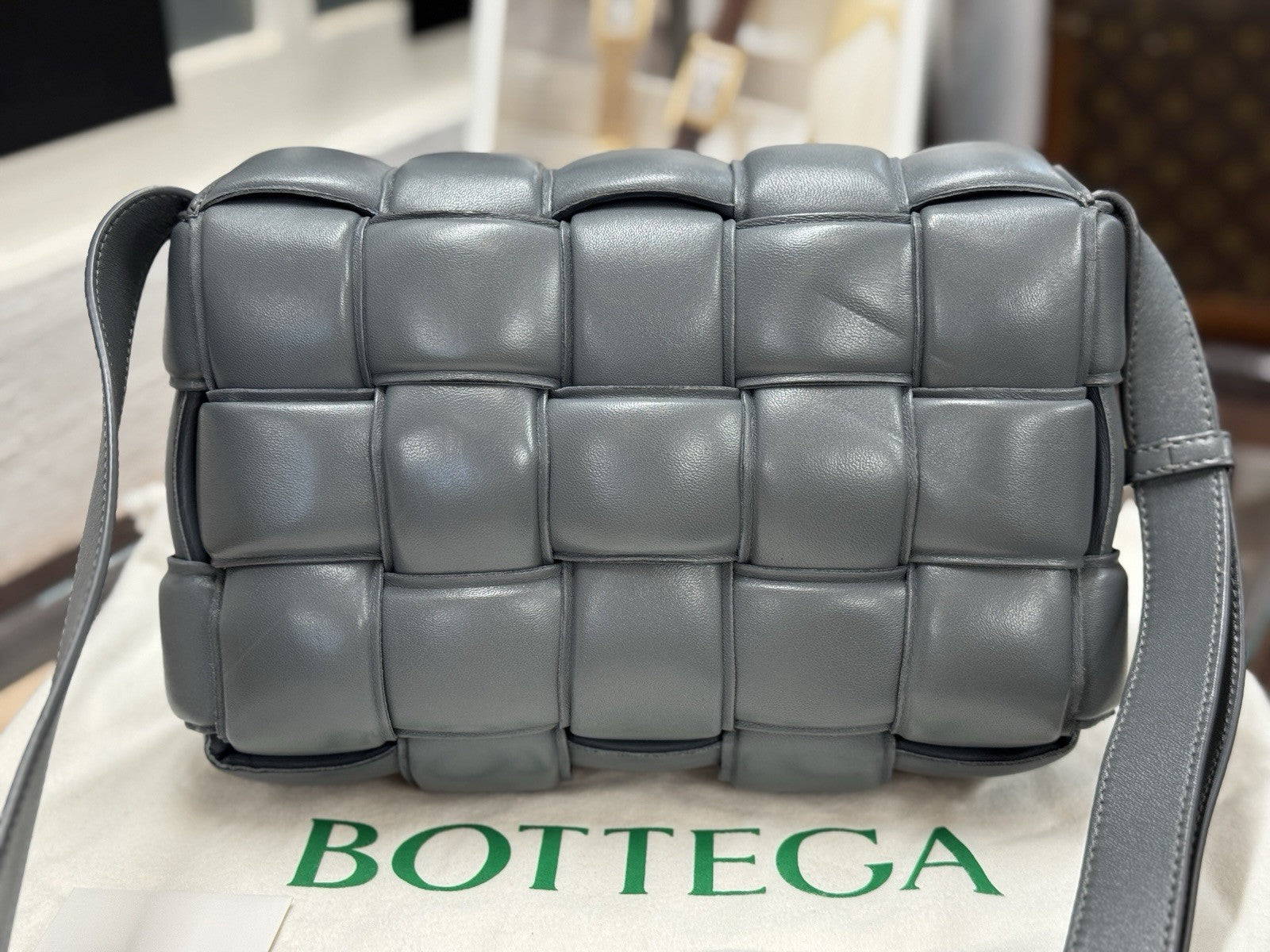 Bottega Veneta Padded Cassette Medium Grau Leder & Gold HW