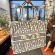 Mittelgroße Dior Book Tote Medium Tasche mit Oblique Stickerei in Grau