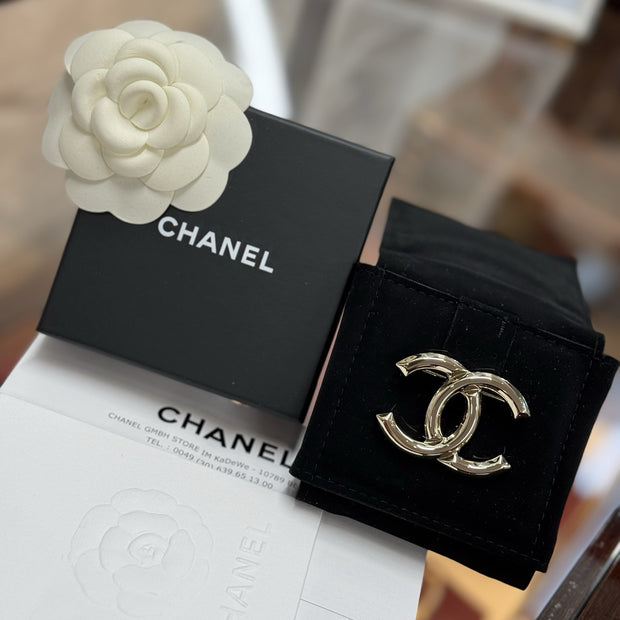 Chanel A96499 CC Brosche in Gold