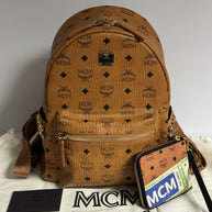 MCM Stark Rucksack + Portemonnaie Flight Print Visetos Cognac
