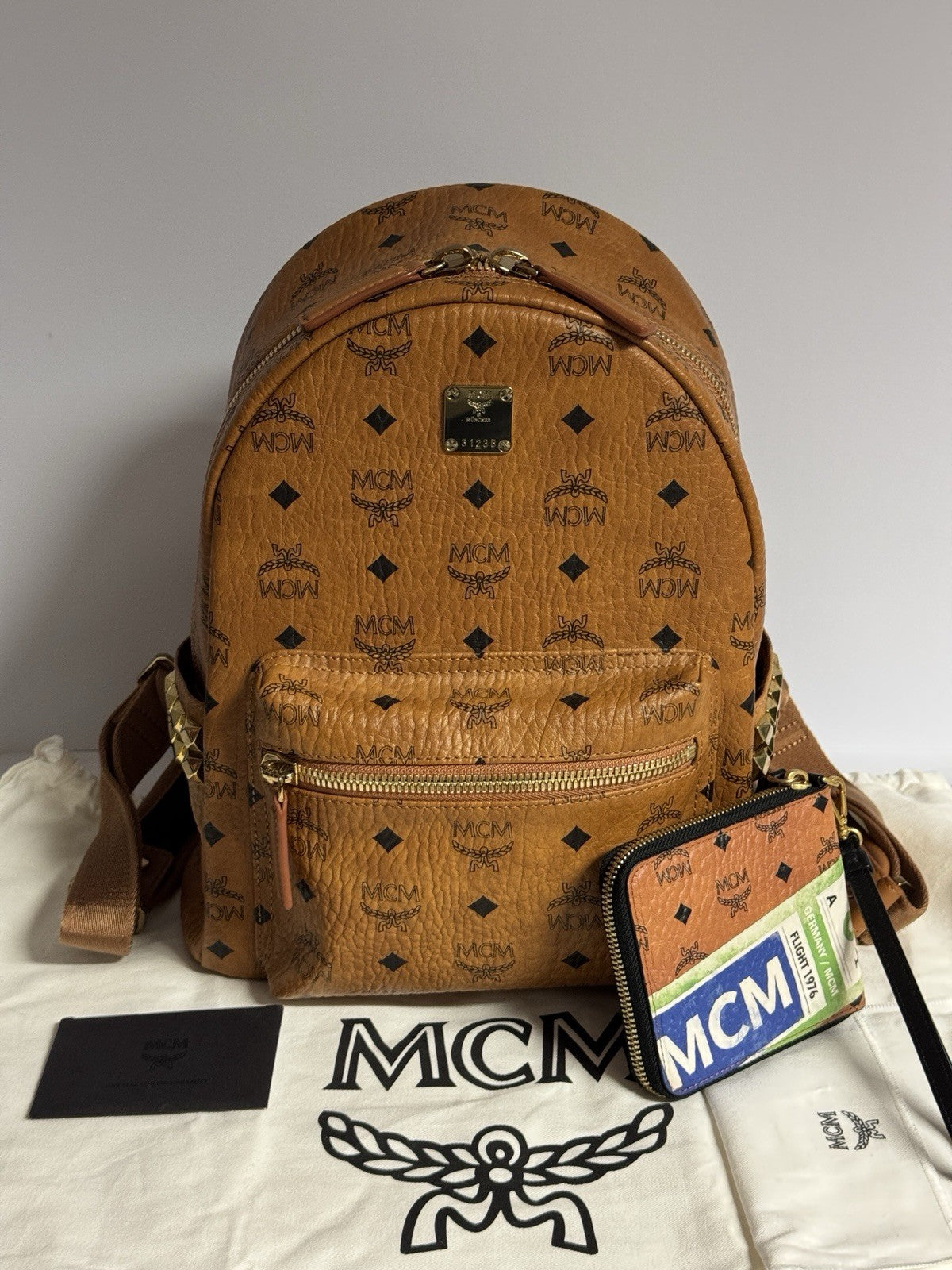 MCM Stark Rucksack + Portemonnaie Flight Print Visetos Cognac