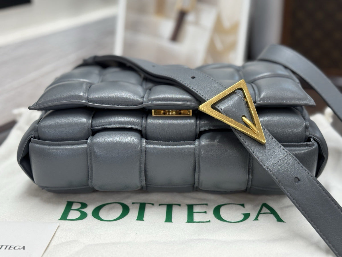 Bottega Veneta Padded Cassette Medium Grau Leder & Gold HW