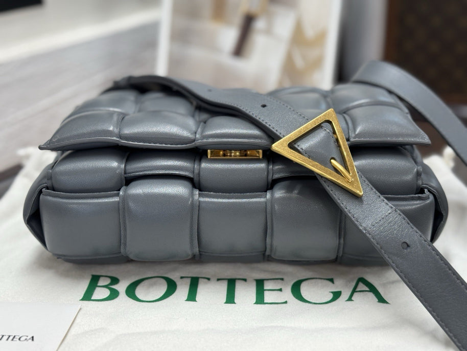 Bottega Veneta Padded Cassette Medium Grau Leder & Gold HW
