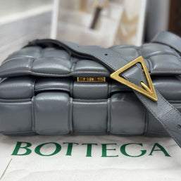 Bottega Veneta Padded Cassette Medium Grau Leder & Gold HW