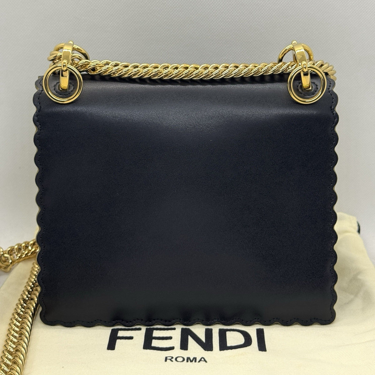 Fendi Kan I Umhängetasche Leder Schwarz / Gold mit Wellenrand