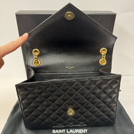 Saint Laurent Envelope Medium gegerbtes Grain De Poudre Leder Schwarz/Gold
