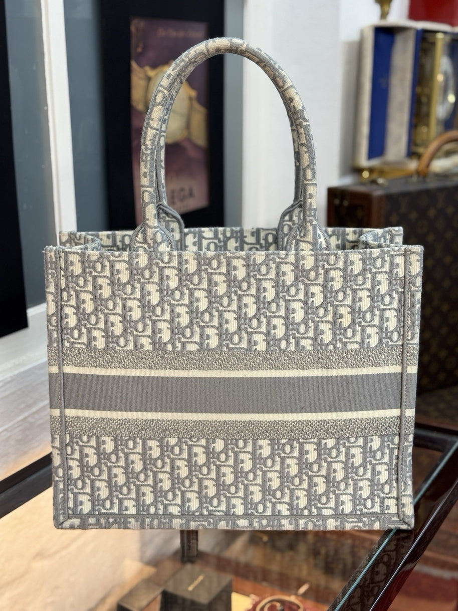 Mittelgroße Dior Book Tote Medium Tasche mit Oblique Stickerei in Grau