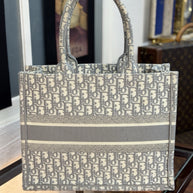 Mittelgroße Dior Book Tote Medium Tasche mit Oblique Stickerei in Grau
