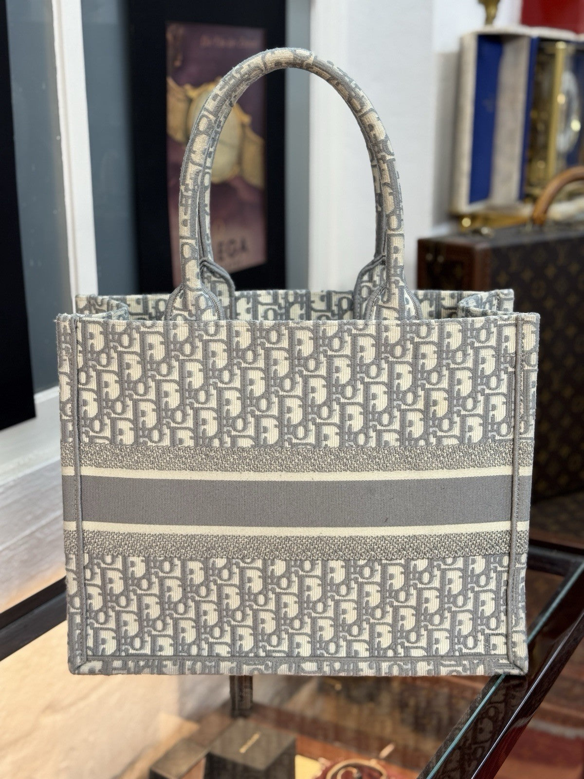 Mittelgroße Dior Book Tote Medium Tasche mit Oblique Stickerei in Grau