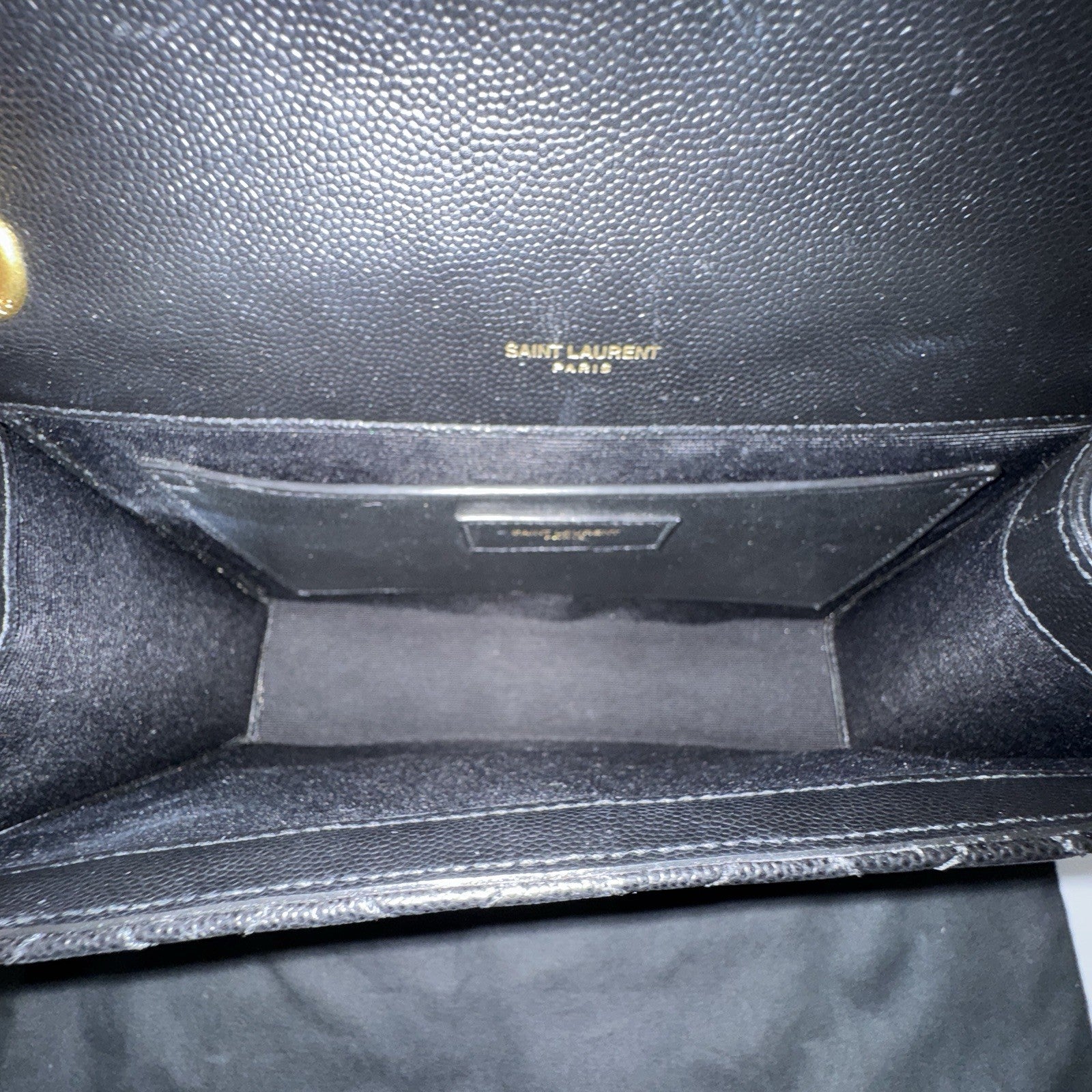 Saint Laurent Envelope Medium gegerbtes Grain De Poudre Leder Schwarz/Gold