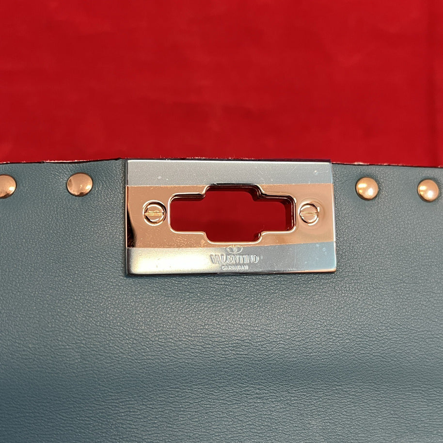 Valentino Garavani small Rockstud Umhängetasche Türkisblau Samt/Velours & Gold