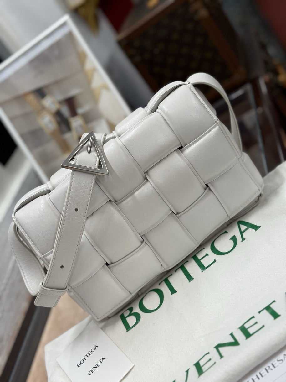 Bottega Veneta Padded Cassette Medium Weiss Leder Shoulder Bag