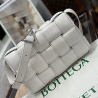Bottega Veneta Padded Cassette Medium Weiss Leder Shoulder Bag