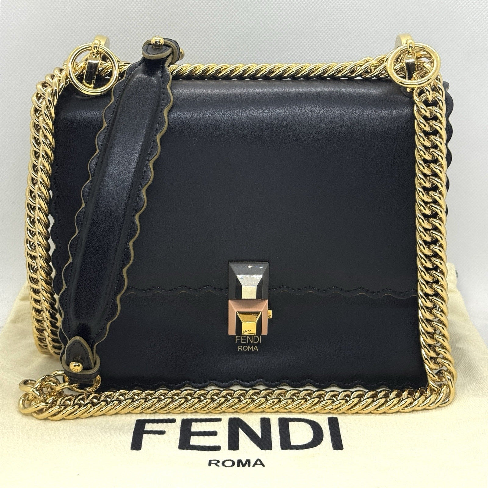 Fendi Kan I Umhängetasche Leder Schwarz / Gold mit Wellenrand