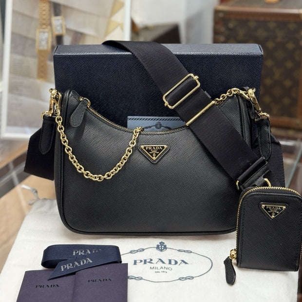 Prada Re-Edition 2005 Umhängetasche Saffiano Leder Schwarz Gold