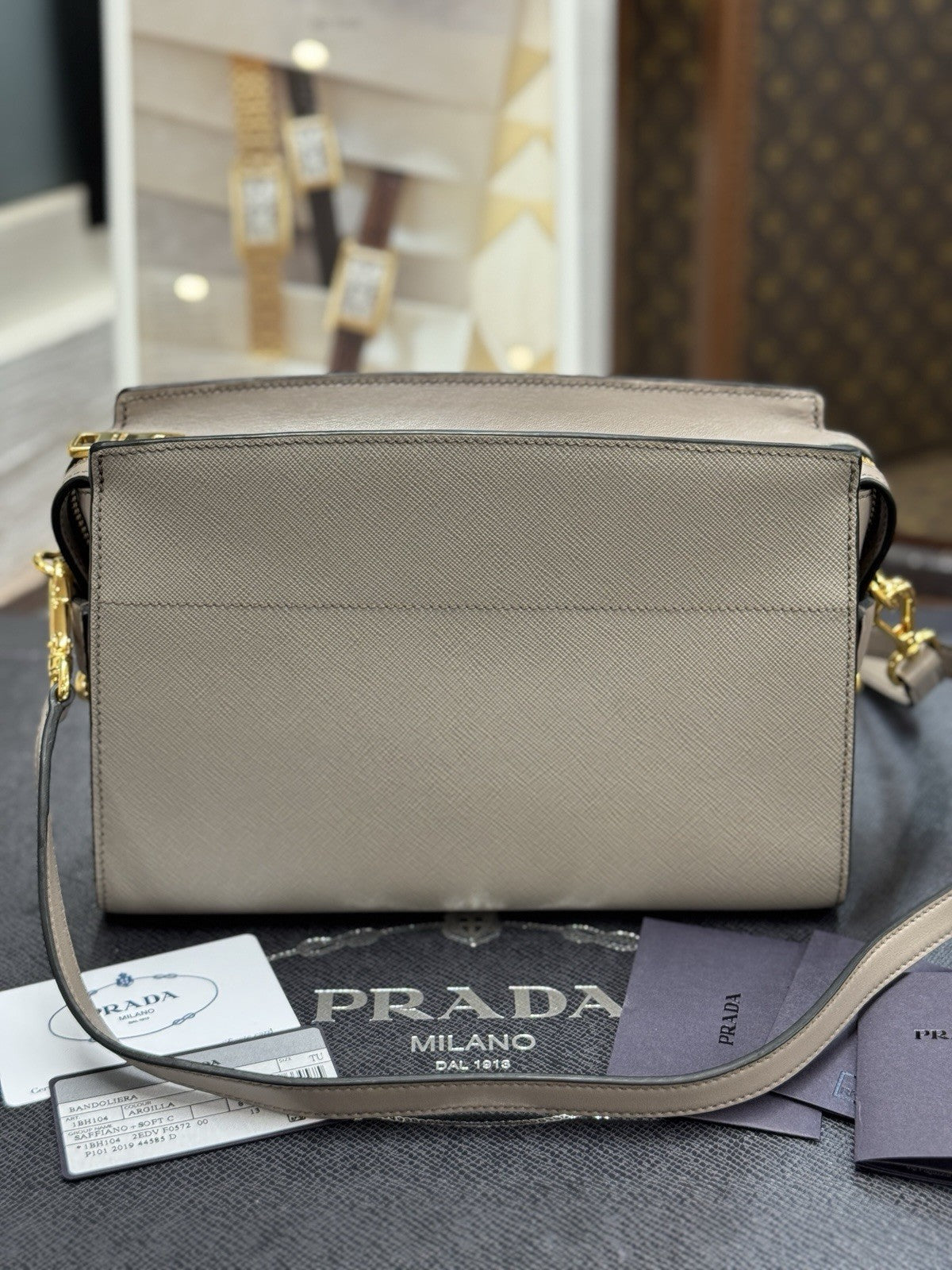 Prada Bandoliera Bag Saffiano Leder Argilla Taupe Grau Umhängetasche 1BH104