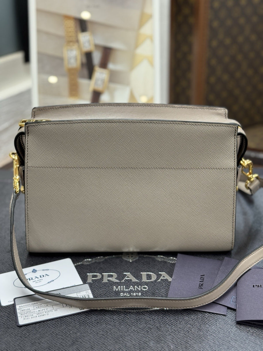 Prada Bandoliera Bag Saffiano Leder Argilla Taupe Grau Umhängetasche 1BH104