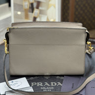 Prada Bandoliera Bag Saffiano Leder Argilla Taupe Grau Umhängetasche 1BH104
