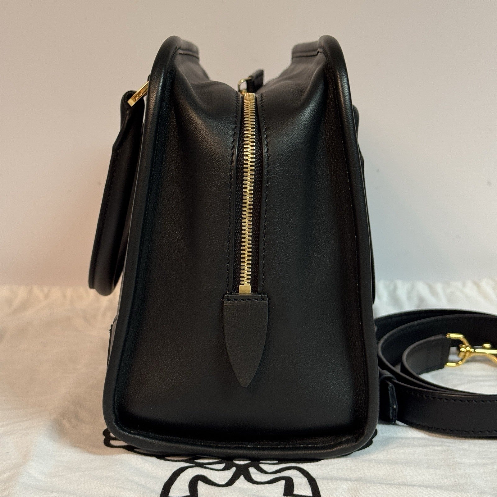 MCM Aren Boston Medium Black Umhängetasche Schwarz & Gold mit Rechnung 2023