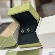 Van Cleef & Arpels Ohrstecker Sweet Alhambra 18 Karat Gelbgold Onyx VCARA44900