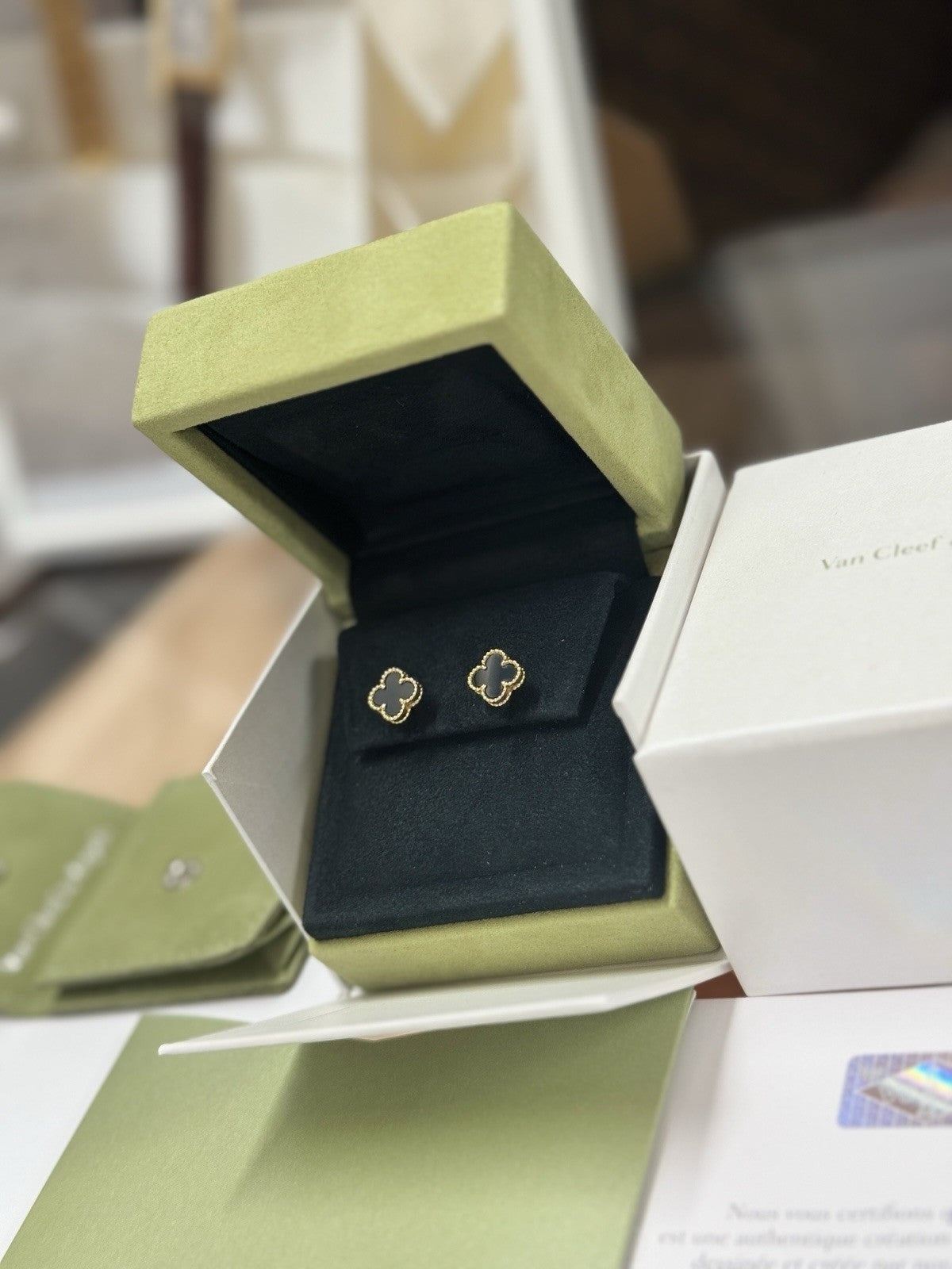 Van Cleef & Arpels Ohrstecker Sweet Alhambra 18 Karat Gelbgold Onyx VCARA44900