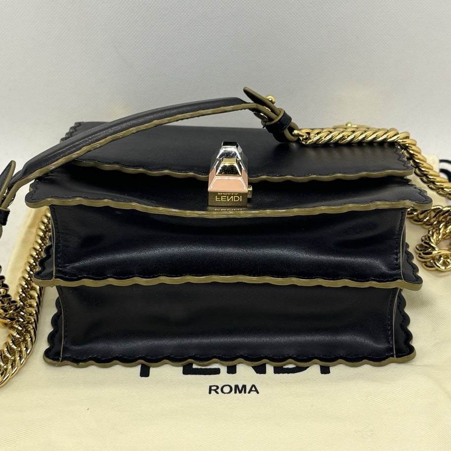 Fendi Kan I Umhängetasche Leder Schwarz / Gold mit Wellenrand