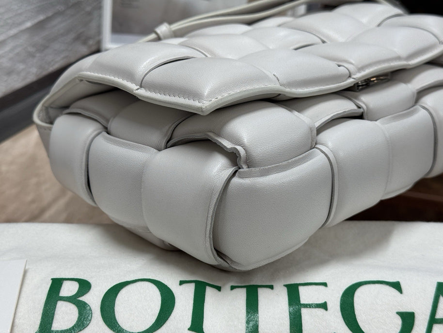 Bottega Veneta Padded Cassette Medium Weiss Leder Shoulder Bag