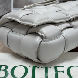 Bottega Veneta Padded Cassette Medium Weiss Leder Shoulder Bag