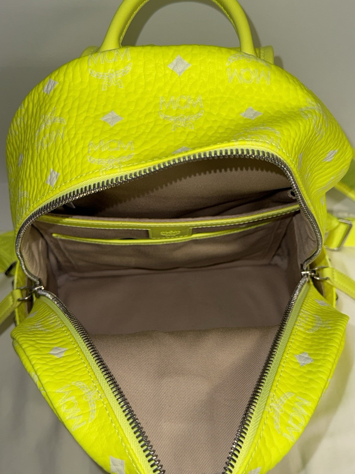 MCM Stark Rucksack + Portemonnaie Visetos Neon Gelb
