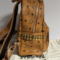 MCM Stark Rucksack + Portemonnaie Flight Print Visetos Cognac